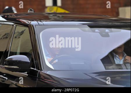 (180423) -- LONDRES, le 23 avril 2018 -- le prince William (L), duc de Cambridge, quitte l'hôpital après que Catherine, duchesse de Cambridge, ait donné naissance à leur fils à l'hôpital St Mary de Londres, le 23 avril 2018.) (wtc) BRITAIN-LONDON-ROYAL BABY StephenxChung PUBLICATIONxNOTxINxCHN Banque D'Images