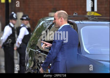 (180423) -- LONDRES, le 23 avril 2018 -- le prince William, duc de Cambridge, quitte l'hôpital après que Catherine, duchesse de Cambridge, ait donné naissance à leur fils à l'hôpital St Mary de Londres, le 23 avril 2018.) (wtc) BRITAIN-LONDON-ROYAL BABY StephenxChung PUBLICATIONxNOTxINxCHN Banque D'Images