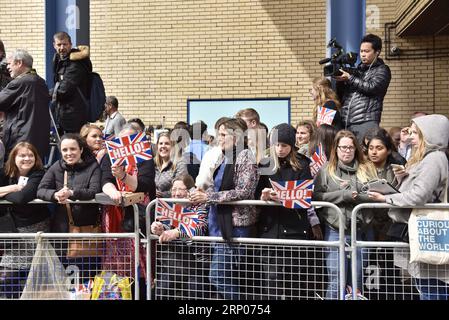 (180423) -- LONDRES, le 23 avril 2018 -- des sympathisants attendent le duc et la duchesse de Cambridge pour présenter leur fils nouveau-né à l'extérieur de St. Hôpital de Mary à Londres, Grande-Bretagne, le 23 avril 2018. La princesse Kate a donné naissance lundi à un garçon, son troisième enfant, qui est le cinquième dans la lignée du trône britannique. (hy) BRITAIN-LONDON-ROYAL BABY StephenxChung PUBLICATIONxNOTxINxCHN Banque D'Images