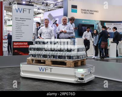 (180423) -- HANOVRE (ALLEMAGNE), le 23 avril 2018 -- les visiteurs assistent à une présentation de la logistique intelligente sur le stand de WFT lors de la Foire de Hanovre 2018 à Hanovre, Allemagne, le 23 avril 2018. Hanovre Fair, le plus grand salon industriel mondial, a ouvert ses portes dimanche, alors que la chancelière allemande Angela Merkel soulignait l importance du libre-échange. ALLEMAGNE-HANOVRE-HANOVRE FOIRE ShanxYuqi PUBLICATIONxNOTxINxCHN Banque D'Images