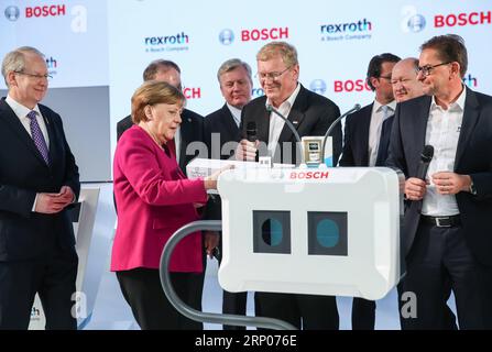 (180423) -- HANOVRE (ALLEMAGNE), 23 avril 2018 -- la chancelière allemande Angela Merkel (2e L, Front) visite le stand de Bosch Rexroth lors de la Foire de Hanovre 2018 à Hanovre, Allemagne, le 23 avril 2018. Hanovre Fair, le plus grand salon industriel mondial, a ouvert ses portes dimanche, alors que la chancelière allemande Angela Merkel soulignait l importance du libre-échange. ALLEMAGNE-HANOVRE-HANOVRE FOIRE ShanxYuqi PUBLICATIONxNOTxINxCHN Banque D'Images