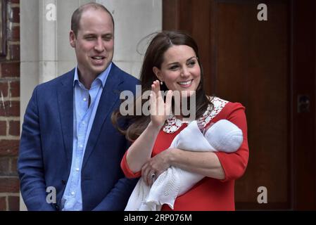 (180423) -- LONDRES, 23 avril 2018 -- le prince William (L), duc de Cambridge, et son épouse Catherine, duchesse de Cambridge, présentent leur fils nouveau-né à l'extérieur de St. Mary s Hospital à Londres, Grande-Bretagne, le 23 avril 2018. Catherine a donné naissance lundi à un garçon, son troisième enfant, qui est le cinquième dans la lignée du trône britannique. BRITAIN-LONDRES-ROYAL BÉBÉ StephenxChung PUBLICATIONxNOTxINxCHN Banque D'Images