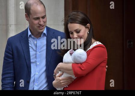 (180423) -- LONDRES, 23 avril 2018 -- le prince William (L), duc de Cambridge, et son épouse Catherine, duchesse de Cambridge, présentent leur fils nouveau-né à l'extérieur de St. Mary s Hospital à Londres, Grande-Bretagne, le 23 avril 2018. Catherine a donné naissance lundi à un garçon, son troisième enfant, qui est le cinquième dans la lignée du trône britannique. BRITAIN-LONDRES-ROYAL BÉBÉ StephenxChung PUBLICATIONxNOTxINxCHN Banque D'Images