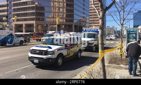 (180423) -- TORONTO, le 23 avril 2018 -- des ambulances ont été vues près du site où une camionnette a heurté des piétons à Toronto, Canada, le 23 avril 2018. Une camionnette blanche a heurté plusieurs piétons dans la banlieue nord de Toronto lundi et la police a emmené le conducteur en garde à vue, a déclaré la police sur Twitter. CANADA-TORONTO-VÉHICULE-GRÈVE ZouxZheng PUBLICATIONxNOTxINxCHN Banque D'Images