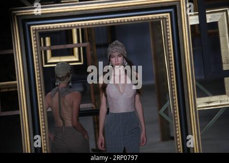 (180424) -- SAO PAULO, 24 avril 2018 -- Un mannequin présente une création de PatBo à la semaine de la mode de Sao Paulo à Sao Paulo, Brésil, le 23 avril 2018.) (Da) (ce) (zxj) BRÉSIL-SAO PAULO-FASHION WEEK RahelxPatrasso PUBLICATIONxNOTxINxCHN Banque D'Images