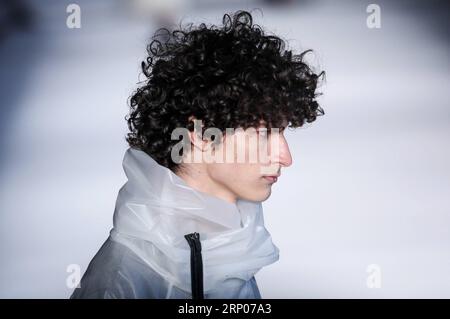 (180424) -- SAO PAULO, 24 avril 2018 -- Un mannequin présente une création d'Osklen à la semaine de la mode de Sao Paulo à Sao Paulo, Brésil, le 23 avril 2018.) (Da) (ce) (zxj) BRÉSIL-SAO PAULO-FASHION WEEK RahelxPatrasso PUBLICATIONxNOTxINxCHN Banque D'Images