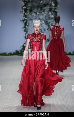(180424) -- SAO PAULO, 24 avril 2018 -- Un mannequin présente une création de Samuel Cirnansk à la semaine de la mode de Sao Paulo à Sao Paulo, Brésil, le 23 avril 2018.) (Da) (ce) (zxj) BRÉSIL-SAO PAULO-FASHION WEEK RahelxPatrasso PUBLICATIONxNOTxINxCHN Banque D'Images