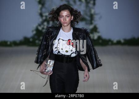 (180424) -- SAO PAULO, 24 avril 2018 -- Un mannequin présente une création de Samuel Cirnansk à la semaine de la mode de Sao Paulo à Sao Paulo, Brésil, le 23 avril 2018.) (Da) (ce) (zxj) BRÉSIL-SAO PAULO-FASHION WEEK RahelxPatrasso PUBLICATIONxNOTxINxCHN Banque D'Images