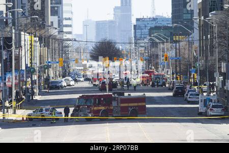 (180424) -- TORONTO, le 24 avril 2018 -- des policiers enquêtent sur les lieux où une camionnette a heurté des piétons à Toronto, Canada, le 23 avril 2018. Au moins neuf personnes ont été tuées et 16 autres blessées après qu'une fourgonnette ait défoncé des piétons dans la banlieue nord de Toronto lundi, a déclaré la police. (Zxj) CANADA-TORONTO-VEHICLE-ATTACK ZouxZheng PUBLICATIONxNOTxINxCHN Banque D'Images