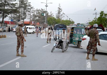 (180424) -- QUETTA, 24 avril 2018 -- des responsables de la sécurité montent la garde près du site de l'explosion sur la route de l'aéroport à Quetta, au sud-ouest du Pakistan, le 24 avril 2018. Au moins cinq policiers ont été tués et sept autres blessés dans un attentat suicide dans la ville de Quetta, dans le sud-ouest du Pakistan, mardi, a indiqué un communiqué des relations publiques inter-services (ISPR) de l armée. (dtf) PAKISTAN-QUETTA-ATTACK Irfan PUBLICATIONxNOTxINxCHN Banque D'Images