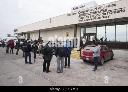 (180424) -- TORONTO, le 24 avril 2018 -- des membres des médias attendent à l'extérieur pendant que le suspect Alek Minassian comparaît devant un tribunal à Toronto, Canada, le 24 avril 2018. Alek Minassian, accusé de conduire une fourgonnette pour attaquer des piétons à Toronto, a été accusé mardi de 10 chefs de meurtre au premier degré et de 13 chefs de tentative de meurtre. ) CANADA-TORONTO-ATTAQUE DE VÉHICULE-SUSPECT-CHARGE ZOUXZHENG PUBLICATIONXNOTXINXCHN Banque D'Images