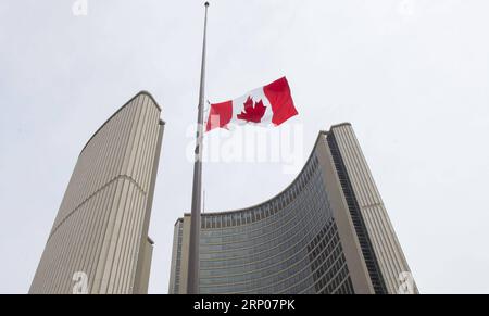 (180425) -- TORONTO, le 25 avril 2018 -- le drapeau canadien flotte en Berne au Nathan Philips Square à Toronto, Canada, le 24 avril 2018, pour rendre hommage aux victimes de l'attaque à la voiture de lundi.) (Jmmn) CANADA-TORONTO-VÉHICULE ATTAQUE-CONDOLÉANCES ZouxZheng PUBLICATIONxNOTxINxCHN Banque D'Images