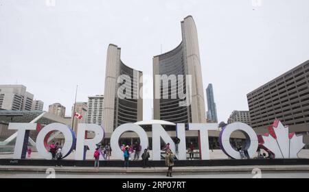 (180425) -- TORONTO, le 25 avril 2018 -- le drapeau canadien flotte en Berne au Nathan Philips Square à Toronto, Canada, le 24 avril 2018, pour rendre hommage aux victimes de l'attaque à la voiture de lundi.) (Jmmn) CANADA-TORONTO-VÉHICULE ATTAQUE-CONDOLÉANCES ZouxZheng PUBLICATIONxNOTxINxCHN Banque D'Images