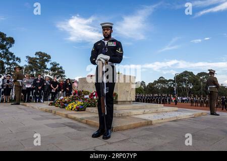 (180425) -- CANBERRA, le 25 avril 2018 -- Une cérémonie a lieu au Mémorial australien de la guerre le jour de l'ANZAC à Canberra, Australie, le 25 avril 2018.) (lrz) AUSTRALIA-CANBERRA-ANZAC DAY ZhuxNan PUBLICATIONxNOTxINxCHN Banque D'Images