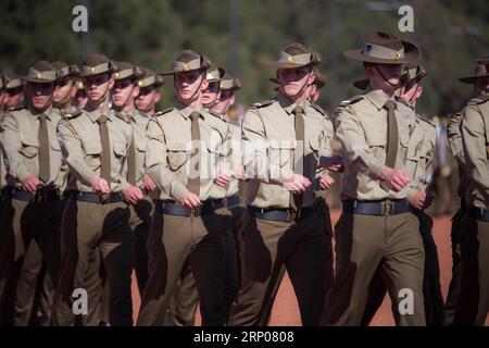 (180425) -- CANBERRA, le 25 avril 2018 -- les cadets militaires défilent à la cérémonie nationale qui se tient au Mémorial australien de la guerre pour commémorer la Journée de l'ANZAC à Canberra, Australie, le 25 avril 2018.) (lrz) AUSTRALIA-CANBERRA-ANZAC DAY ZhuxNan PUBLICATIONxNOTxINxCHN Banque D'Images