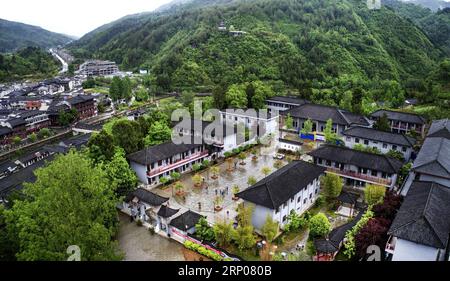 (180425) -- HANZHONG, 25 avril 2018 -- une photo aérienne prise le 24 avril 2018 montre l'école secondaire Furen reconstruite de la municipalité de Qingmuchuan dans le comté de Ningqiang, dans le nord-ouest de la province du Shaanxi. Le comté de Ningqiang a été frappé par un tremblement de terre dévastateur qui s'est concentré dans le comté de Wenchuan dans la province du Sichuan au sud-ouest de la Chine le 12 mai 2008. Après dix ans de reconstruction, les conditions de vie se sont améliorées et l'économie a fortement rebondi. Environ 113 sites de réinstallation ont été construits et environ 23 000 familles ont emménagé dans de nouvelles maisons. Quelque 66 écoles ont été reconstruites et environ 268 nouvelles Banque D'Images