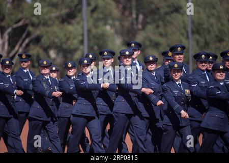 (180425) -- CANBERRA, le 25 avril 2018 -- les cadets militaires défilent à la cérémonie nationale qui se tient au Mémorial australien de la guerre pour commémorer la Journée de l'ANZAC à Canberra, Australie, le 25 avril 2018.) (lrz) AUSTRALIA-CANBERRA-ANZAC DAY ZhuxNan PUBLICATIONxNOTxINxCHN Banque D'Images