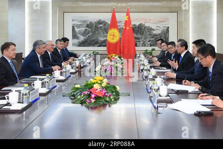 (180425) -- PÉKIN, le 25 avril 2018 -- Wang Yi, conseiller d'État chinois et ministre des Affaires étrangères, s'entretient avec son homologue kirghize Erlan Abdyldaev à Pékin, capitale de la Chine, le 25 avril 2018.) (Sxk) CHINA-BEIJING-WANG YI-KYRGYZ FM-TALKS (CN) ShenxHong PUBLICATIONxNOTxINxCHN Banque D'Images