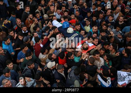 (180426) -- GAZA, 26 avril 2018 -- des personnes en deuil portent le corps du journaliste palestinien Ahmed Abu Hussein lors de ses funérailles dans le Nord de la bande de Gaza, le 26 avril 2018. Ahmed Abu Hussein est mort des blessures qu'il avait subies alors qu'il couvrait une manifestation à la frontière entre la bande de Gaza et Israël. (hy) MIDEAST-GAZA-JOURNALISTE-FUNÉRAIRE Stringer PUBLICATIONxNOTxINxCHN Banque D'Images