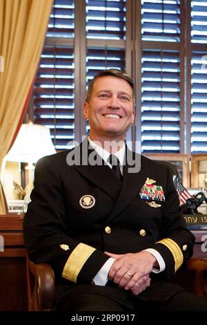 180426 -- WASHINGTON, le 26 avril 2018 -- Ronny Jackson, secrétaire aux anciens Combattants, est vu sur Capitol Hill à Washington D.C., aux États-Unis, le 16 avril 2018. Le médecin de la Maison Blanche Ronny Jackson a annoncé le 26 avril qu'il s'était retiré de la nomination du président Donald Trump pour être le prochain secrétaire aux anciens combattants, à la suite d'une série d'allégations selon lesquelles il avait favorisé un environnement de travail hostile et s'était comporté de manière inappropriée alors qu'il était le meilleur médecin de la Maison Blanche. U.S.-WASHINGTON D.C.-VETERANS AFFAIRS SECRETARY-NOMINATE-SEVRAGE TINGXSHEN PUBLICATIONXNOTXINXCHN Banque D'Images