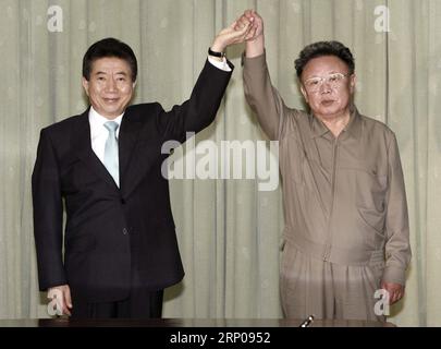 (180427) -- BEIJING, 27 avril 2018 () -- Kim Jong il (à droite), alors chef de file de la République populaire démocratique de Corée (RPDC), puis président sud-coréen Roh Moo-hyun, posent après avoir échangé la Déclaration pour le développement des relations intercoréennes, la paix et la prospérité à Pyongyang, capitale de la RPDC, le 4 octobre 2007. (/Pool) titres : le sommet Moon-Kim ravive l'espoir d'une paix durable sur la péninsule coréenne Xinhua PUBLICATIONxNOTxINxCHN Banque D'Images