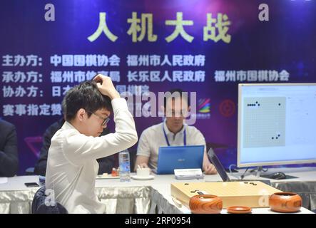 (180427) -- FUZHOU, 27 avril 2018 -- le joueur chinois de Go Ke Jie (L) est en concurrence avec le programme d'intelligence artificielle Golaxy à Fuzhou, dans la province du Fujian du sud-est de la Chine, le 27 avril 2018. KE Jie a perdu la partie. ) (SP)CHINA-FUJIAN-FUZHOU-KE JIE-AI-GO COMPETITION (CN) SONGXWEIWEI PUBLICATIONXNOTXINXCHN Banque D'Images