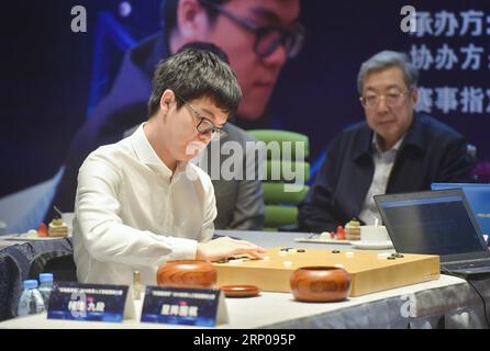 (180427) -- FUZHOU, 27 avril 2018 -- le joueur chinois de Go Ke Jie (L) est en concurrence avec le programme d'intelligence artificielle Golaxy à Fuzhou, dans la province du Fujian du sud-est de la Chine, le 27 avril 2018. KE Jie a perdu la partie. ) (SP)CHINA-FUJIAN-FUZHOU-KE JIE-AI-GO COMPETITION (CN) SONGXWEIWEI PUBLICATIONXNOTXINXCHN Banque D'Images