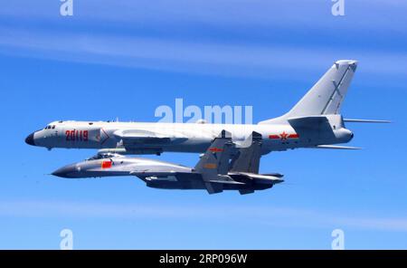 (180427) -- FUZHOU, 27 avril 2018 -- Une formation de l'Armée populaire de libération chinoise (APL) effectue des patrouilles sur l'île pendant l'entraînement le 26 avril 2018. La formation était composée de chasseurs, d'avions d'alerte précoce et de surveillance, et de bombardiers H-6k, qui décollaient de divers aérodromes militaires. La formation a survolé le détroit de Miyako et le chenal de Bashi, effectuant une patrouille sur l'île, objet de la formation. (Wyo) CHINA-PLA-ISLAND PATROL (CN) WuxYuepeng PUBLICATIONxNOTxINxCHN Banque D'Images