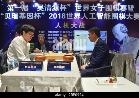 (180427) -- FUZHOU, 27 avril 2018 -- le joueur chinois de Go Ke Jie (L) est en concurrence avec le programme d'intelligence artificielle Golaxy à Fuzhou, dans la province du Fujian du sud-est de la Chine, le 27 avril 2018. KE Jie a perdu la partie. ) (SP)CHINA-FUJIAN-FUZHOU-KE JIE-AI-GO COMPETITION (CN) SONGXWEIWEI PUBLICATIONXNOTXINXCHN Banque D'Images