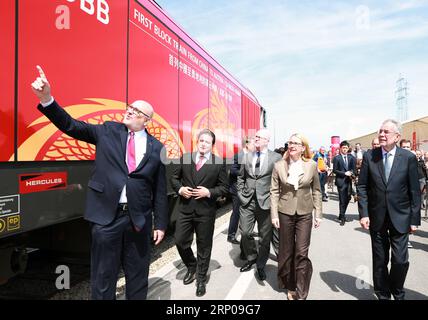 (180427) -- VIENNE, 27 avril 2018 -- le président autrichien Alexander Van der Bellen (1e R, Front), la ministre autrichienne des Affaires numériques et économiques Margarete Schrambock (2e R, Front) et d'autres invités inspectent un nouveau train de marchandises Chine-Europe de Chengdu à Vienne au centre de fret sud de Vienne, en Autriche, le 27 avril 2018. Un nouveau train de marchandises Chine-Europe est arrivé vendredi à Vienne, que le président autrichien Alexander Van der Bellen a décrit comme un symbole de la coopération entre la Chine et l'Autriche. Le train -- transportant 41 conteneurs de marchandises évalués à 1,5 millions de dollars américains, Banque D'Images