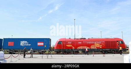 (180427) -- VIENNE, le 27 avril 2018 -- une photo prise le 27 avril 2018 montre un nouveau train de marchandises Chine-Europe de Chengdu à Vienne au centre de fret sud de Vienne, en Autriche. Un nouveau train de marchandises Chine-Europe est arrivé vendredi à Vienne, que le président autrichien Alexander Van der Bellen a décrit comme un symbole de la coopération entre la Chine et l'Autriche. Le train - transportant 41 conteneurs de marchandises d'une valeur de 1,5 millions de dollars américains, y compris des écrans LED, des pneus et des lampes - est parti de Chengdu, capitale de la province du Sichuan du sud-ouest de la Chine, le 12 avril.) AUTRICHE-VIENNE-FRET TRA Banque D'Images