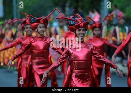 (180428) -- MANILLE, le 28 avril 2018 -- des danseurs se produisent lors de la fête annuelle Aliwan à Manille, aux Philippines, le 28 avril 2018. L'Aliwan Fiesta est le concours annuel du festival de danse d'été, mettant en vedette l'art de la scène folklorique et ethnique de tout le pays. (srb) PHILIPPINES-MANILA-ALIWAN FIESTA ROUELLExUMALI PUBLICATIONxNOTxINxCHN Banque D'Images