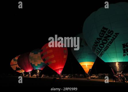 (180428) -- CANOWINDRA, 28 avril 2018 -- des gens allument des ballons à air chaud lors du défi international de ballons Canowindra 2018 à Canowindra, Nouvelle-Galles du Sud, Australie, le 28 avril 2018.) (dtf) AUSTRALIE-CANOWINDRA-BALLONS BaixXuefei PUBLICATIONxNOTxINxCHN Banque D'Images