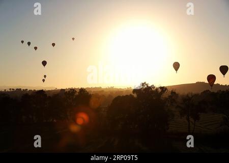 (180428) -- CANOWINDRA, le 28 avril 2018 -- des ballons à air chaud sont photographiés lors du défi international de ballons Canowindra 2018 à Canowindra, en Nouvelle-Galles du Sud, en Australie, le 27 avril 2018.) (dtf) AUSTRALIE-CANOWINDRA-BALLONS BaixXuefei PUBLICATIONxNOTxINxCHN Banque D'Images