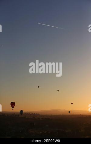 (180428) -- CANOWINDRA, le 28 avril 2018 -- des ballons à air chaud sont photographiés lors du défi international de ballons Canowindra 2018 à Canowindra, en Nouvelle-Galles du Sud, en Australie, le 27 avril 2018.) (dtf) AUSTRALIE-CANOWINDRA-BALLONS BaixXuefei PUBLICATIONxNOTxINxCHN Banque D'Images