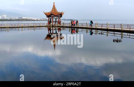 (180429) -- KUNMING, 29 avril 2018 -- une photo prise le 9 décembre 2015 montre des touristes visitant le lac Erhai dans la préfecture autonome de Dali Bai, dans le sud-ouest de la province du Yunnan. Pour garder le fleuve Yangtsé propre et beau, des efforts pour restaurer l'environnement écologique ont été entrepris dans le cours supérieur du fleuve Yangtsé dans la province du Yunnan ces dernières années. )(wsw) CHINE-YUNNAN-RESTAURATION ÉCOLOGIQUE DE L'ENVIRONNEMENT (CN) LinxYiguang PUBLICATIONxNOTxINxCHN Banque D'Images