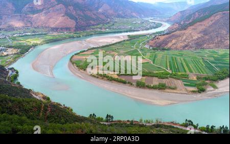 (180429) -- KUNMING, 29 avril 2018 -- une photo aérienne prise le 17 mars 2018 montre le fleuve Yangtze passant par le canton de Shigu dans la ville de Lijiang, dans le sud-ouest de la province du Yunnan en Chine. Pour garder le fleuve Yangtsé propre et beau, des efforts pour restaurer l'environnement écologique ont été entrepris dans le cours supérieur du fleuve Yangtsé dans la province du Yunnan ces dernières années. )(wsw) CHINE-YUNNAN-RESTAURATION ÉCOLOGIQUE DE L'ENVIRONNEMENT (CN) LinxYiguang PUBLICATIONxNOTxINxCHN Banque D'Images