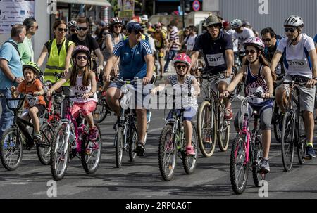 (180429) -- ATHÈNES, le 29 avril 2018 -- les cyclistes font du vélo lors du 25e Tour cycliste d'Athènes en Grèce, le 29 avril 2018. Des milliers de cyclistes ont participé dimanche au 25e Tour cycliste d'Athènes visant à promouvoir le cyclisme urbain dans la ville et à sensibiliser sur les aspects positifs du cyclisme. (wtc) GRÈCE-ATHÈNES-CYCLISME TOUR PanagiotisxMoschandreou PUBLICATIONxNOTxINxCHN Banque D'Images