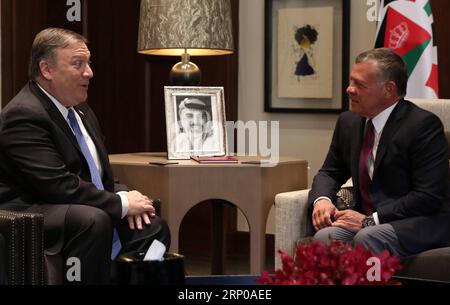 Bilder des Tages (180430) -- AMMAN, le 30 avril 2018 -- le roi Abdallah II de Jordanie (à droite) rencontre le secrétaire d'État américain Mike Pompeo à Amman, en Jordanie, le 30 avril 2018. Mike Pompeo est arrivé dimanche en Jordanie pour une visite de deux jours dans le cadre d'une tournée au Moyen-Orient qui couvre également l'Arabie saoudite et Israël. (srb) JORDAN-AMMAN-US-MEETING POOL PUBLICATIONxNOTxINxCHN Banque D'Images