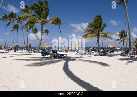 (180501) -- SAINT-DOMINGUE, le 1 mai 2018 -- une photo prise le 11 février 2008 montre des touristes qui se reposent à Punta Cana, en République dominicaine. La Chine et la République dominicaine ont signé mardi à Pékin un communiqué conjoint sur l'établissement de relations diplomatiques. Thomas Aichinger - Vwpics/VW pics/) (rtg) RÉPUBLIQUE DOMINICAINE-PUNTA CANA-FEATURE ZUMAPRESS PUBLICATIONxNOTxINxCHN Banque D'Images