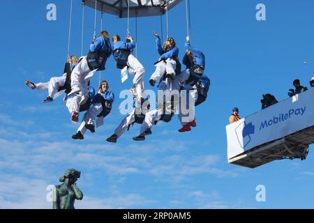 (180501) -- HELSINKI, le 1 mai 2018 -- Un groupe d'étudiants festifs, suspendus par une grue en l'air, se prépare à coiffer la statue de Havis Amanda près du front de mer sud d'Helsinki, Finlande, le 30 avril 2018. Havis Amanda, une statue de bronze emblématique se dressant sur le front de mer sud d'Helsinki, est couronnée avec une casquette étudiante blanche à la veille du 1er mai chaque année. Li Jizhi) (gj) FINLANDE-HELSINKI-MAY DAY-CELEBRATION lijizhi PUBLICATIONxNOTxINxCHN Banque D'Images