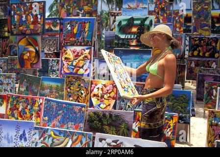 (180501) -- SAINT-DOMINGUE, le 1 mai 2018 -- une photo prise le 15 janvier 2013 montre un touriste achetant des peintures à Punta Cana, en République dominicaine. La Chine et la République dominicaine ont signé mardi à Pékin un communiqué conjoint sur l'établissement de relations diplomatiques. CONSEILS/) (RTG) ***EUROPE OUT*** RÉPUBLIQUE DOMINICAINE-SANTO DOMINGO-FEATURE ZUMAPRESS PUBLICATIONXNOTXINXCHN Banque D'Images