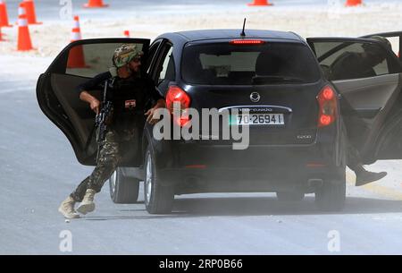 (180502) -- AMMAN, le 2 mai 2018 -- des soldats libanais prennent part à la 10e compétition annuelle de guerriers organisée par les Forces armées jordaniennes (JAF) au Centre d'entraînement aux opérations spéciales Roi Abdullah II près de la banlieue d'Amman, Jordanie, le 2 mai 2018. Plus de 40 équipes représentant 25 pays et régions participent à la compétition du 30 avril au 7 mai. JORDAN-AMMAN-WARRIOR COMPÉTITION MohammadxAbuxGhosh PUBLICATIONxNOTxINxCHN Banque D'Images