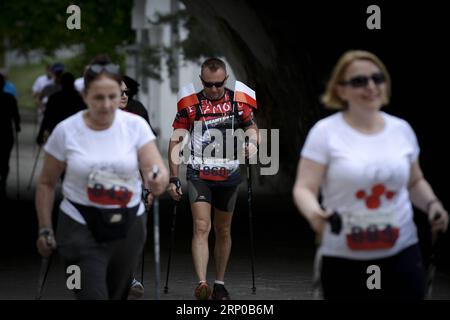 (180502) -- VARSOVIE, le 2 mai 2018 -- les participants prennent part à la course du jour du drapeau national polonais à Varsovie, en Pologne, le 2 mai 2018. Le jour du drapeau national polonais, qui tombe entre la fête du travail le 1 mai et le jour de la Constitution le 3 mai, est célébré en Pologne depuis 2004. POLOGNE-VARSOVIE-JOUR DU DRAPEAU NATIONAL JaapxArriens PUBLICATIONxNOTxINxCHN Banque D'Images