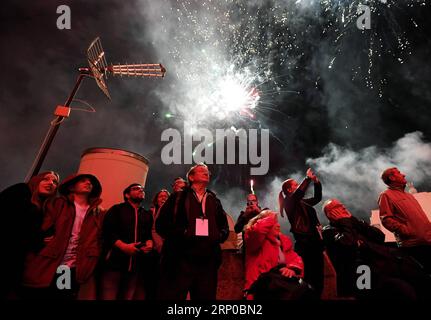 (180504) -- LOS REALEJOS, 4 mai 2018 -- les gens regardent des feux d'artifice pendant les croix et les feux du festival de mai à Los Realejos, Tenerife, Canaries, Espagne, le 3 mai, 2018. ) (yk) ESPAGNE-CANARIAS-LOS REALEJOS-CROSSES ET FEUX-FESTIVAL GuoxQiuda PUBLICATIONxNOTxINxCHN Banque D'Images