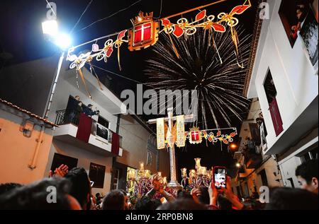 (180504) -- LOS REALEJOS, 4 mai 2018 -- des personnes participent au défilé pendant le festival Croix et feux de mai à Los Realejos, Tenerife, Canarias, Espagne, le 3 mai 2018. ) (yk) ESPAGNE-CANARIAS-LOS REALEJOS-CROSSES ET FEUX-FESTIVAL GuoxQiuda PUBLICATIONxNOTxINxCHN Banque D'Images