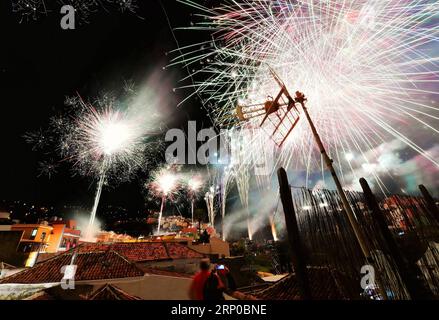 (180504) -- LOS REALEJOS, 4 mai 2018 -- les gens regardent des feux d'artifice pendant les croix et les feux du festival de mai à Los Realejos, Tenerife, Canaries, Espagne, le 4 mai, 2018. ) (yk) ESPAGNE-CANARIAS-LOS REALEJOS-CROSSES ET FEUX-FESTIVAL GuoxQiuda PUBLICATIONxNOTxINxCHN Banque D'Images