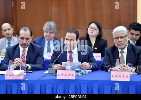 (180504) -- BEIJING, le 4 mai 2018 -- Francisco Carlo Escobar (C), ambassadeur du Panama en Chine, prend la parole lors d une conférence de presse concernant le 12e Sommet des affaires Chine-ALC à Beijing, capitale de la Chine, le 4 mai 2018. Selon le communiqué de presse, le Sommet se tiendra à Zhuhai, dans la province du Guangdong du sud de la Chine, les 1 et 2 novembre de cette année. (Lb) CHINA-BEIJING-lac-BUSINESS-SUMMIT (CN) LixXin PUBLICATIONxNOTxINxCHN Banque D'Images