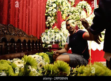 (180504) -- LOS REALEJOS, 4 mai 2018 -- un homme décore une salle de fleurs pendant les croix et les feux du festival de mai à Los Realejos, Tenerife, Canaries, Espagne, le 2 mai 2018. ) (yk) ESPAGNE-CANARIAS-LOS REALEJOS-CROSSES ET FEUX-FESTIVAL GuoxQiuda PUBLICATIONxNOTxINxCHN Banque D'Images