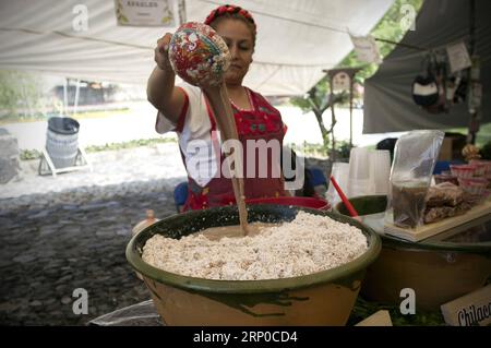 (180505) -- MEXICO, 5 mai 2018 -- une photo prise le 4 mai 2018 montre une femme fabriquant du Tejate lors du Festival artisanal du chocolat et du cacao 2018, à Mexico, capitale du Mexique.) (jg) (rtg) (wtc) MEXICO-MEXICO CITY-CHOCOLAT ET CACAO FESTIVAL AlejandroxAyala PUBLICATIONxNOTxINxCHN Banque D'Images